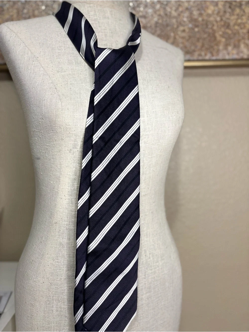 VAN GRAAF Men’s Silk Blend Navy Blue White Striped Tie Gold Crest Business